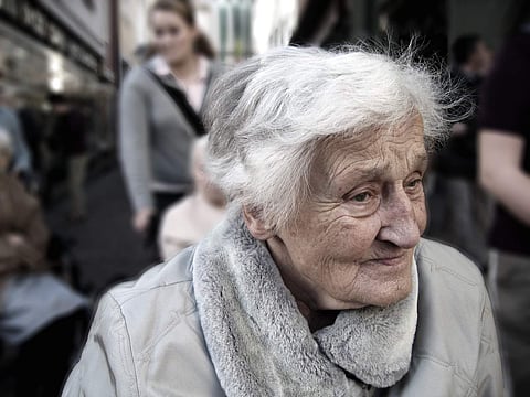 Air pollution can trigger Alzheimer's in aged women: Study