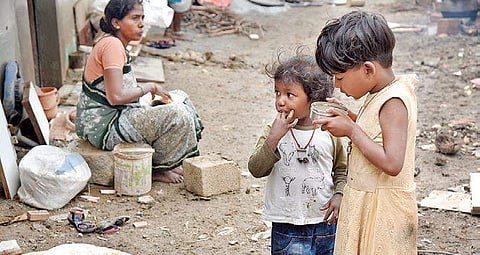 Kids have a meal served by Indira Canteen on Wednesday  | nAGARAJA GADEKAL