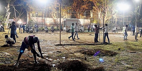Preparations in full swing at the Shivaji Park for the swearing-in ceremony of Shiv Sena chief Uddhav Thackeray as Maharashtra chief minister in Mumbai. (Photo | PTI)