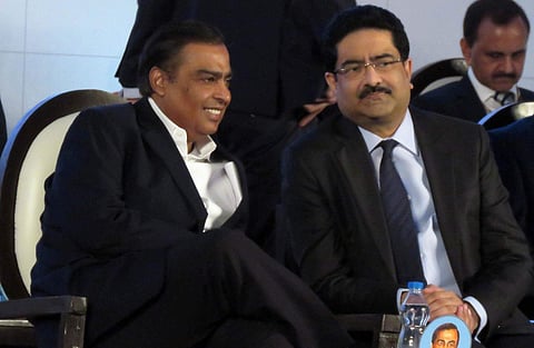 Reliance Industries MD Mukesh Ambani in a conversation with Aditya Birla Group chairman Kumar Mangalam Birla at the Make in Odisha Conclave 2018 (File photo| IANS)