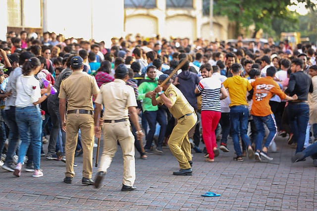 The Mumbai police had to resort to baton charging Shah Rukh Khan's fans.  (Photo | PTI)