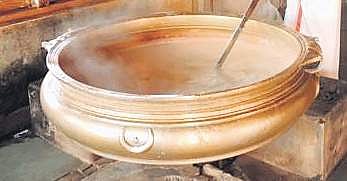 Half of the 600 litres of water used to prepare 150 litres of the payasam is drawn from the ‘manikinar’ of the temple and the other half from the well near the payasapura.