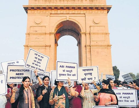 Family members of Delhi Police personnel protest at India Gate. (Photo | EPS)