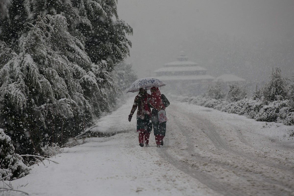 Minimum temperature rises above freezing point after snowfall in higher reaches of Kashmir