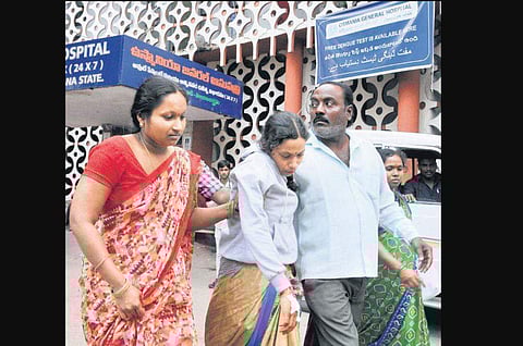 Murder accused K Suresh’s wife leaving the hospital after he was declared dead at Osmania General Hospital in Hyderabad . (Photo | EPS, S Senbagapandiyan)