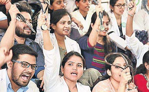 Doctors protest against Karnataka Rakshana Vedike activists on Thursday  |  Vinod Kumar T