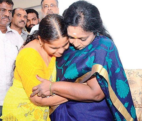 Telangana governor Dr Tamilisai Soundararajan on Saturday visited the house of the veterinarian who was raped, murdered at Shadnagar and consoled the bereaved family members.