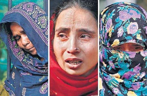 Family members of workers killed in Anaj Mandi fire (Photo | Arun Kumar, EPS)