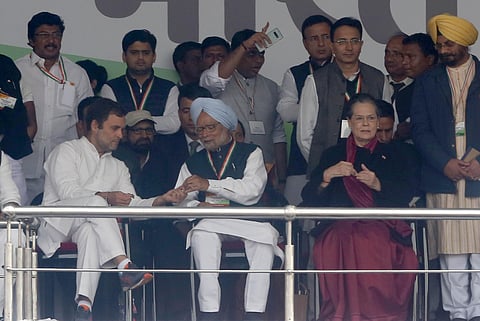 Congress leader Rahul Gandhi and former prime minister Manmohan Singh interact as party President Sonia Gandhi looks on during party's 'Bharat Bachao' rally at Ramlila Maidan in New Delhi. (Photo | Shekhar Yadav, EPS)