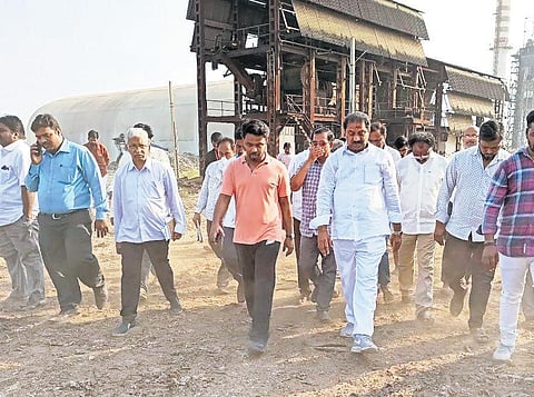 VMC commissioner V Prasanna Venkatesh along with MLA Malladi Vishnu inspecting the dumping yard at Ajit Singh Nagar on Saturday.(Photo | EPS)