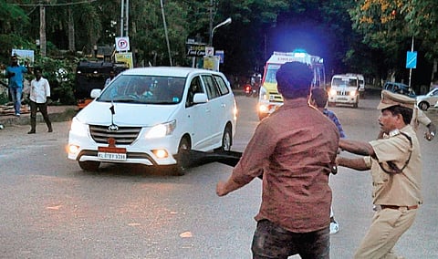 Youth Congress workers wave black flags at Governor Arif Mohammed Khan’s vehicle  in Kochi on Monday | A Sanesh