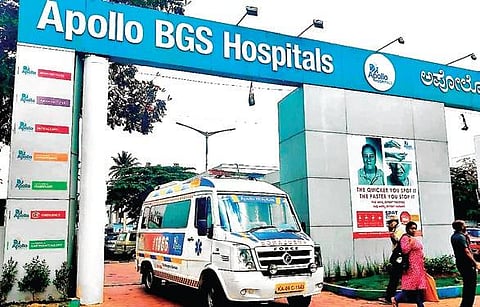The ambulance that ferried the farmer’s organs leaves for Bengaluru along a green corridor from Mysuru, on Tuesday | s udayshankar