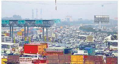 A massive traffic jam on the Delhi-Gurgaon Expressway due to protests against the Citizenship Amendment Act. (Photo | PTI)