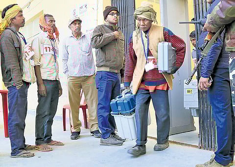 Election staff with EVMs and polling material on the eve of the final phase of Jharkhand elections in Godda on Thursday. (Photo | PTI)