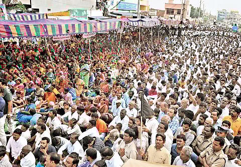 TDP chief N Chandrababu Naidu addressing agitating Amaravati farmers at Thullur on Monday. (Photo | Prasant Madugula, EPS)