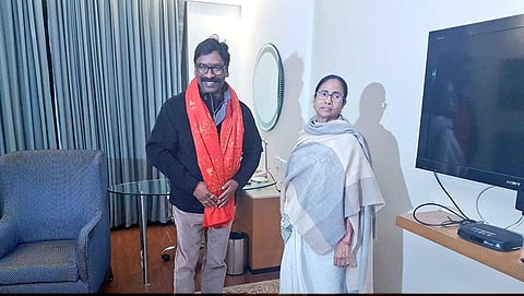 Jharkhand CM-designate Hemant Soren with West Bengal CM Mamata Banerjee. (Photo| Twitter/@HemantSorenJMM)