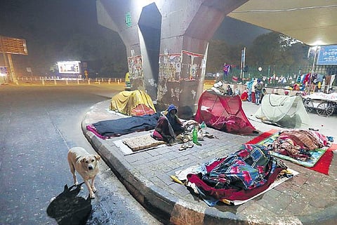 Left with no option due to their poverty, the homeless and the poor are forced to sleep on pavements despite the cold wave in Delhi. (Photo | Shekhar Yadav, EPS)