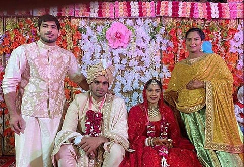 Babita Phogat(in red) and Vivek Suhag. (Photo | Twitter/ Geeta Phogat)