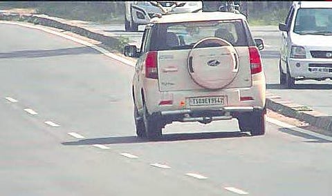 White Mahindra TUV 400