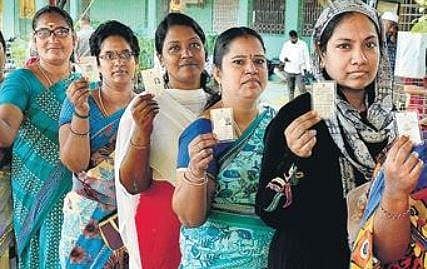 Voters queuing up at Padianallur in Tiruvallur on Monday | D SAMPATHKUMAR