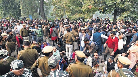 Delhi University Teachers Association members protest outside VC office demanding withdrawal of the circular mandating appointment of guest teachers in New Delhi on Thursday. (Photo| EPS/PARVEEN NEGI)