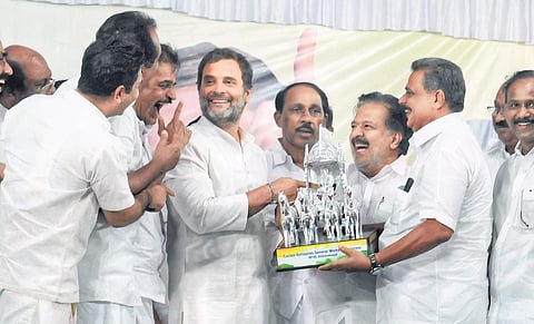 BPCL workers’ union leader Thomas Kannadi presenting a memento to Rahul Gandhi as part of the agitation against the  Centre’s move to privatise the PSU |  A Sanesh
