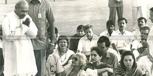 PM PV Narasimha Rao arriving for the prayer meeting at Shantivan where India's first Prime Minister Jawaharlal Nehru was cremated on May 27,1964. Ms Sonia Gandhi and Priyanka Gandhi are seen. (File Photo | EPS)