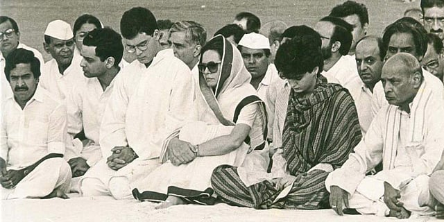 Congress interim chief Sonia Gandhi with her son Rahul Gandhi at the Rajiv Gandhi memorial meeting. (File Photo | PTI)