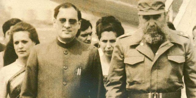 Former PM Rajiv Gandhi and Smt Sonia Gandhi with the President Fidel Castro of Cuba, on their arrival at Havana. (File Photo | PTI)