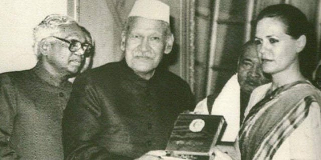 Then President SD Sharma presents the 1991 Indira Gandhi prize for peace disarmament and development to Sonia Gandhi, Congress President, who accepted it on behalf of the former PM Rajiv Gandhi. (File Photo | PTI)