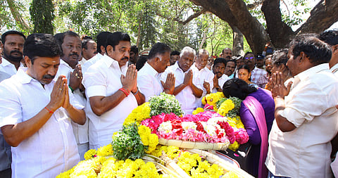Tamil Nadu CM Edappadi K Palaniswami and Deputy CM O Pannerselvam pay last respects to S Rajendran at his residence in Viluppuram