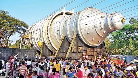 920 metric tonne crude column transported from shipyard to refinery