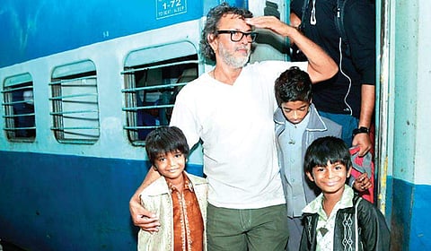 Rakesh Omprakash Mehra with child artists from the film;