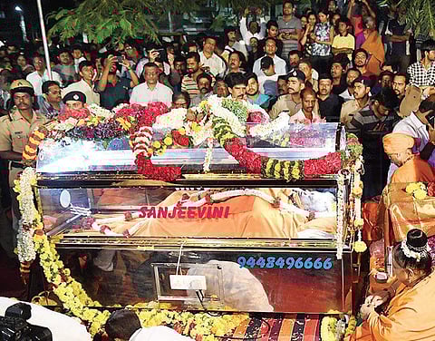 Devotees pay their last respects to Basava Dharma Peeta head Maate Mahadevi at Rajajinagar in Bengaluru on Thursday. (Photo | Pushkar V, EPS)
