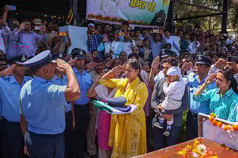 Family members of Squadron Leader Ninad Mandavgane, who died in a helicopter crash in J&K, at his funeral. (Photo |PTI)