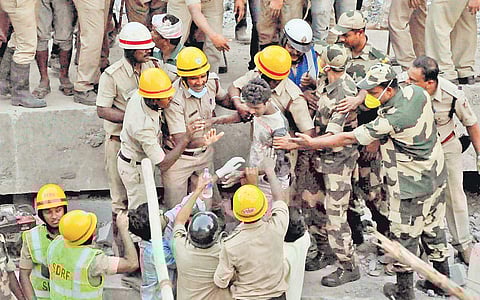 (1) Rescue teams pull out people from the building in Dharwad;