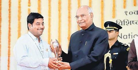 The National Grassroots Innovation Award being conferred upon Sanjiv Kumar by President Ram Nath Kovind in Gujarat on 15 March 2019. (Photo | EPS)