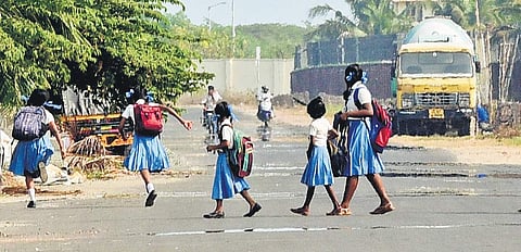 There is no respite to summer heat even after 4 pm while the government alert to the public to stay indoors is only up to 3 pm. A view from the Vypeen Island where the mirage is clearly visible on the road as children return home after school | Albin Math