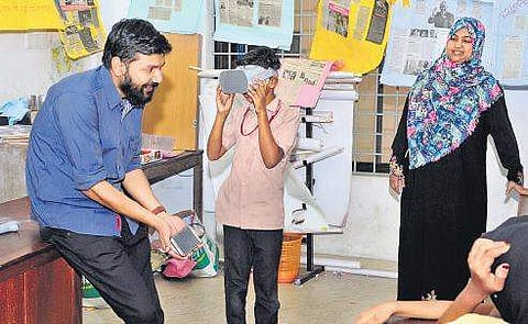 Vimal Krishnan with the students of Govt LP School, Ulliyanoor, during the screening of Perumthachante Paankulam