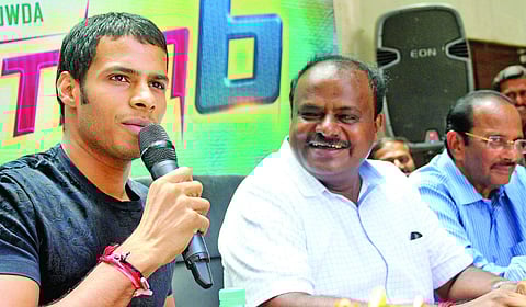 JD(S) leader HD Kumaraswamy with his son Nikhil Gowda (File Photo | EPS)