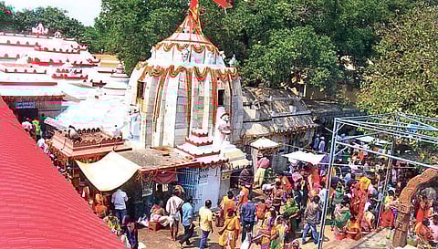 Heavy rush of devotees at Lokanath temple in Puri on Shivaratri on Monday | ranjan ganguly