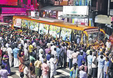 The motorcade carrying the mortal remains of Kerala Congress (M) leader K M Mani at Kuruppanthara in Kottayam on Wednesday night| ARUN ANGELA