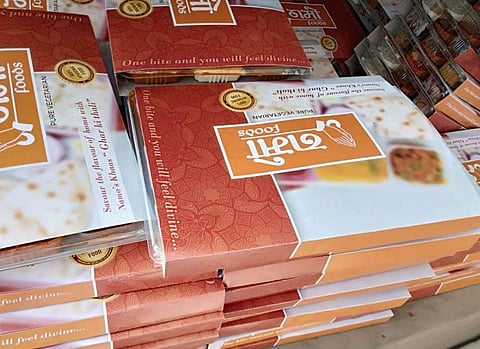 The food packets, brought in the boot of a hatchback car, were distributed around 9.30 am among personnel deployed in Sector 15A in Noida. (Twitter)