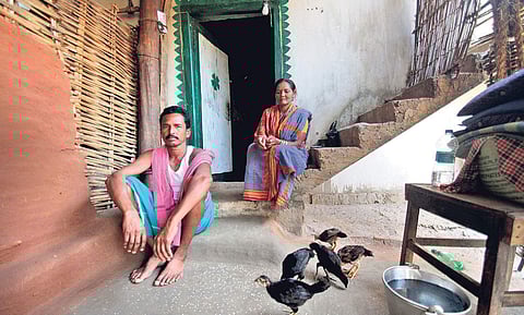 Bidua Majhi and his wife in their house | Bijoy Pradhan