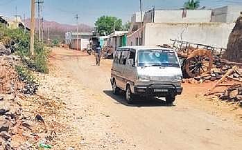 Migrants return to Kadakola village near Gadag in a van