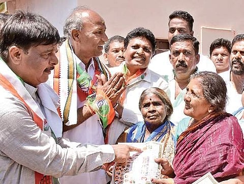 Congress candidate for Mysuru-Kodagu C H Vijayashanakar speaks to voters during a roadashow in Mysuru on Monday
