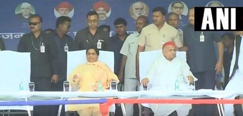 Former arch-rivals BSP supremo Mayawati and SP patriarch Mulayam Singh Yadav share the stage in Mainpuri, Uttar Pradesh. (Photo | ANI Twitter)