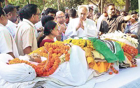 CM Naveen Patnaik paying tributes to Bed Prakash Agarwalla at BJD office on Saturday | Express