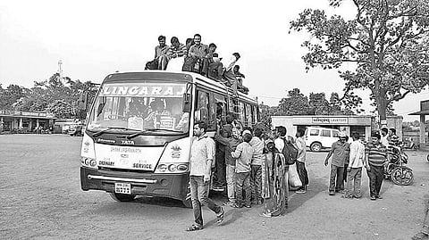 Commuters climbing atop a bus at Kodia | Express