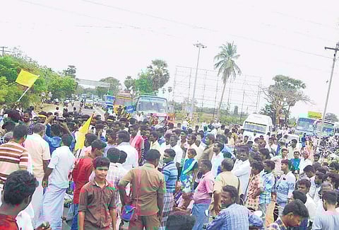 Traffic on Pattukkottai-Thanjavur and Mannargudi-Thanjavur roads was affected on Sunday as Mutharayar Sangam members staged a protest | Express